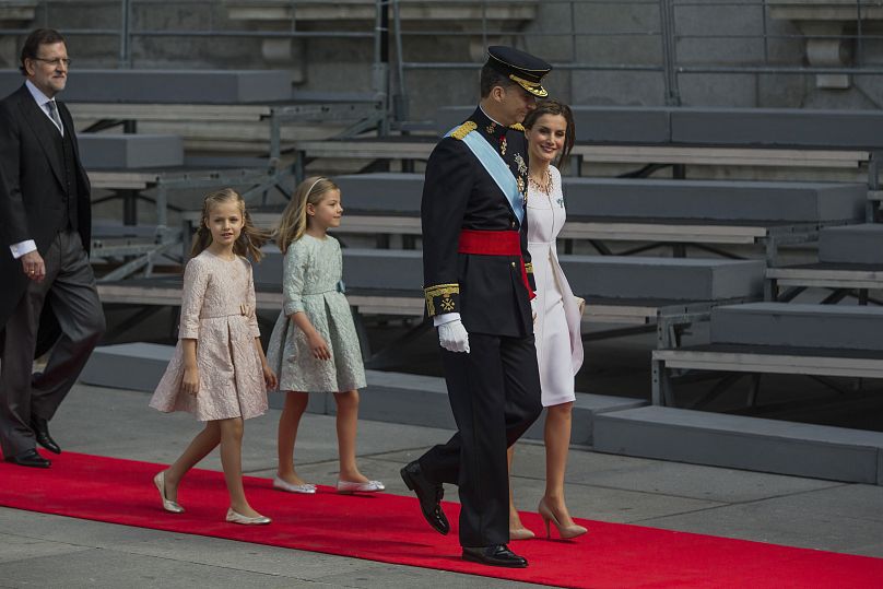 W dniu 19 czerwca 2014 r. król Hiszpanii Felipe VI w towarzystwie królowej Letizii, księżniczki Sofii i księżniczki Leonor przybywa do parlamentu w Madrycie.