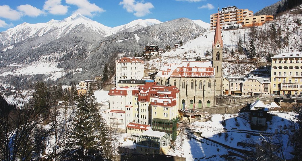 Bad Gastein w austriackich Alpach jest pełne uroczych hoteli w pastelowych kolorach