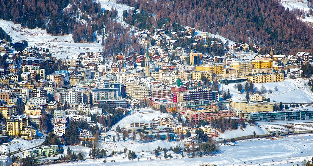 St Moritz to znany ośrodek narciarski z mnóstwem ekscytujących opcji gastronomicznych i sportów zimowych.