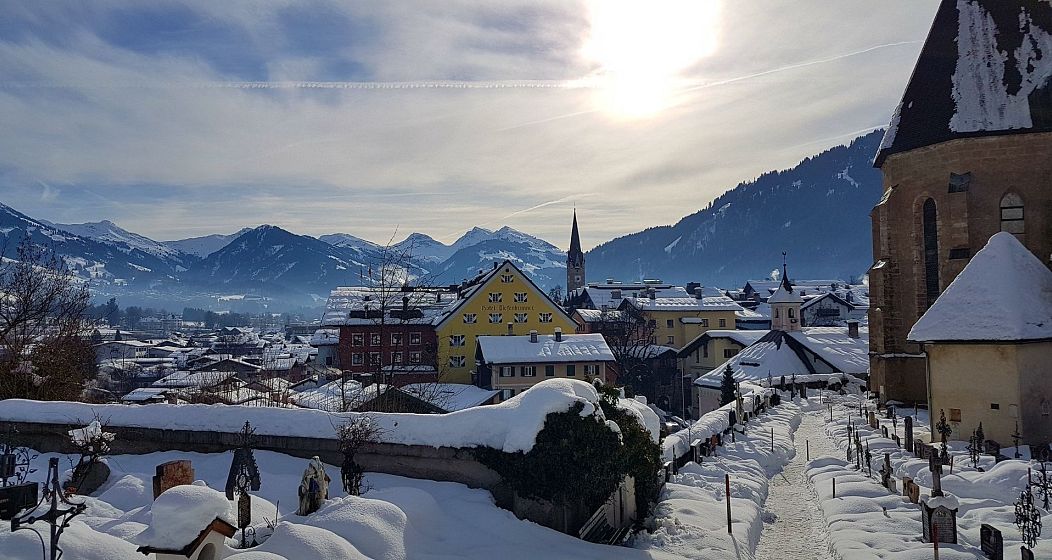 Kitzbuhel to urocze średniowieczne miasteczko położone wśród gór w Austrii.