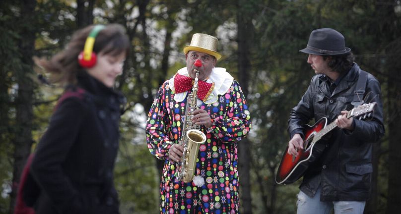 Muzycy uliczni grają na świeżym powietrzu w Sofii, październik 2011 r