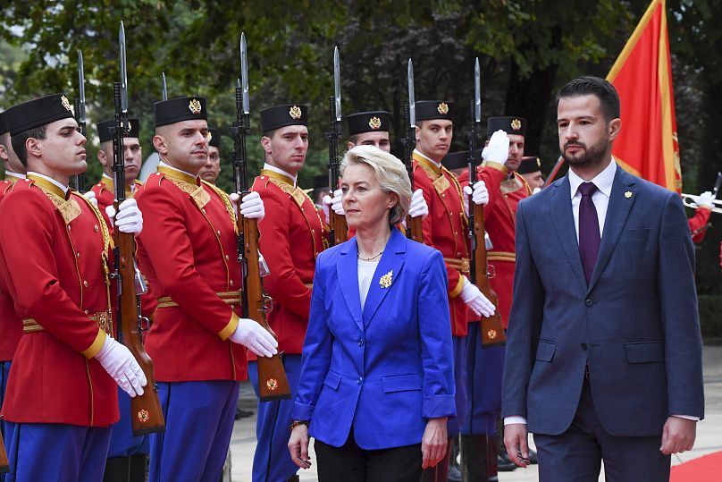 Przewodnicząca Komisji Europejskiej Ursula von der Leyen (centrolewica) dokonuje przeglądu gwardii honorowej wraz z prezydentem Czarnogóry Jakowem Milatoviciem w stolicy Czarnogóry Podgoricy.