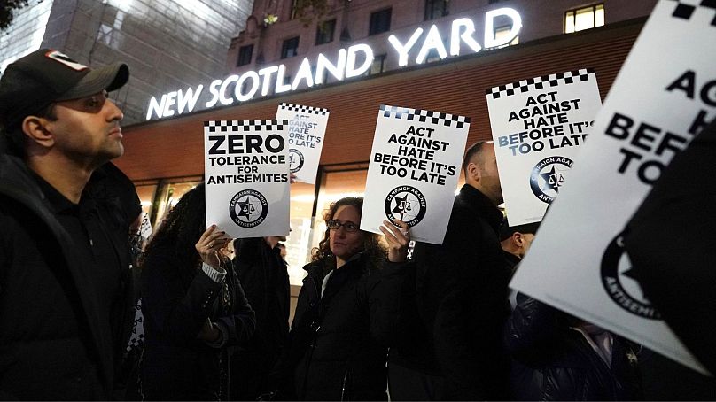 25 października ludzie biorą udział w wiecu Kampanii Przeciwko Antysemityzmowi przed New Scotland Yard w centrum Londynu, prosząc o podjęcie działań przez policję w związku ze wzrostem liczby incydentów antysemickich.