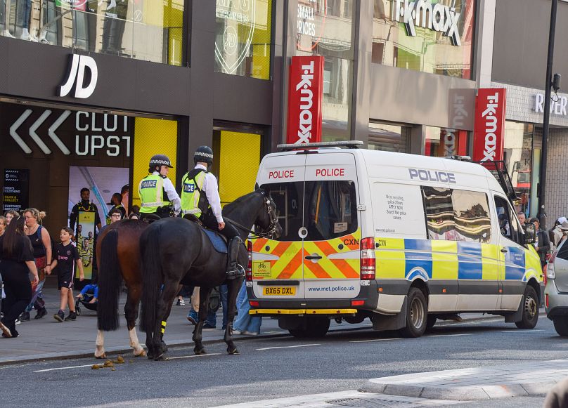 Policjanci pilnują w sierpniu JD Sports na Oxford Street – celu masowej kradzieży w sklepach