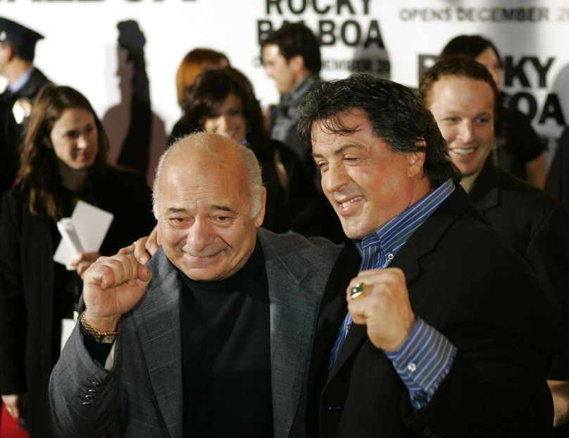 Sylvester Stallone, z prawej, gwiazda filmu „Rocky Balboa”  i członek obsady, Burt Young, przed premierą filmu w Filadelfii, poniedziałek, 18 grudnia 2006.