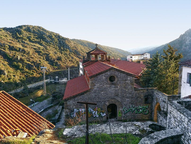 Panoramiczna panorama miasta Salto de Castro, zbudowana w połowie XX wieku obok tamy Castro, w prowincji Zamora.