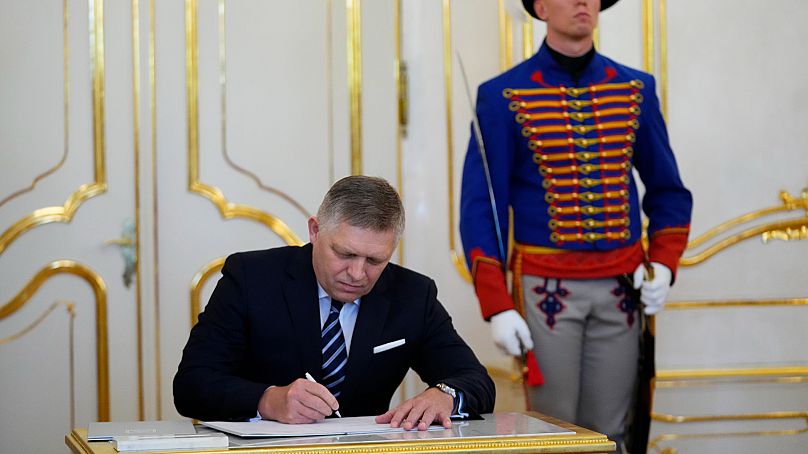 Nowo mianowany premier Słowacji Robert Fico podpisuje przysięgę podczas ceremonii zaprzysiężenia w Pałacu Prezydenckim w Bratysławie na Słowacji