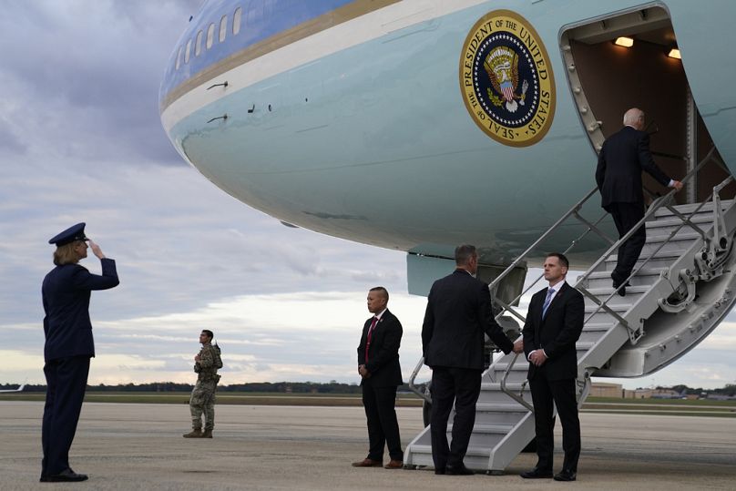 Prezydent Joe Biden na pokładzie Air Force One udaje się do Izraela w październiku 2023 r