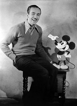 Walt Disney pomógł zaprojektować kultową obecnie kreskówkę Myszki Miki i przez lata podkładał głos tej postaci.