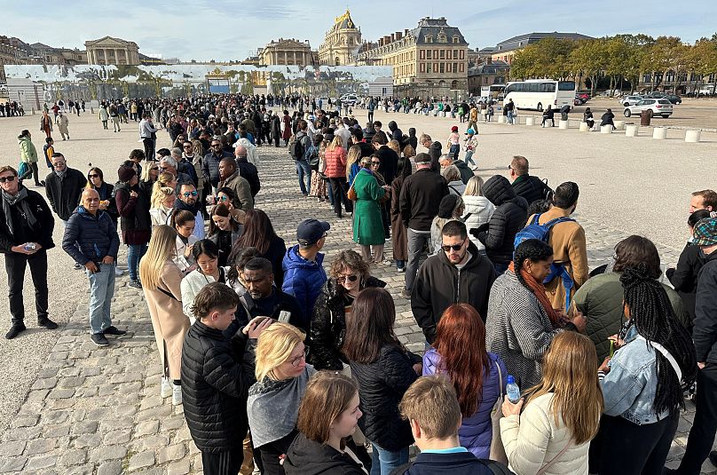 nasi turyści ustawiają się w kolejce przed wejściem do Chateau de Versailles (Pałacu Wersalskiego) po jego ewakuacji ze względów bezpieczeństwa 17 października.