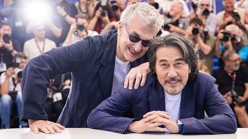 Reżyser Wim Wenders (po lewej) i Koji Yakusho pozują fotografom na tegorocznym Festiwalu Filmowym w Cannes