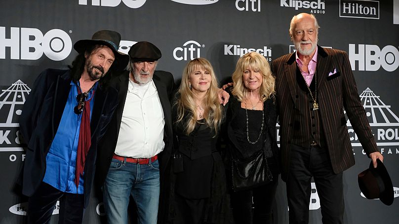 Stevie Nicks (w środku) pozuje od lewej: Mike Campbell, John McVie, Christine McVie i Mick Fleetwood na ceremonii wprowadzenia do Rock & Roll Hall of Fame