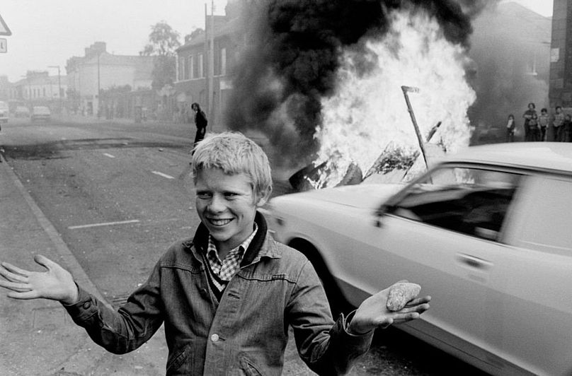 Młodzież z kamieniem podczas zamieszek na Leeson Street w zachodnim Belfaście, 1978.