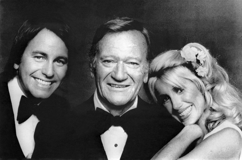 John Ritter i Suzanne Somers witają Johna Wayne’a z powrotem na planie podczas kręcenia „General Electric All Star Anniversary”  w Los Angeles, Stany Zjednoczone, 10 lipca 1978 r