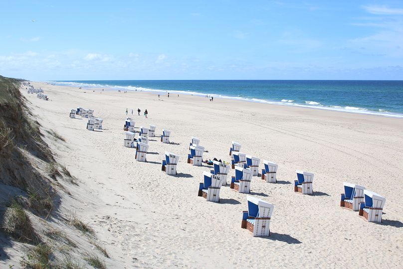 Na Sylcie znajdują się 40 kilometrów plaż zachęcających do spacerów nad morzem oraz kultowe wydmy zwane „kniepsand”.