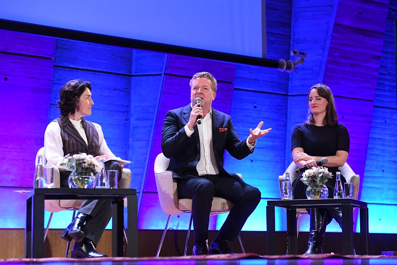 Joseph McGinty Nichol przemawia na scenie podczas konferencji UNESCO na temat sztucznej inteligencji w Paryżu, 19 października 2023 r.