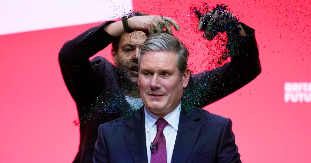 Keir Starmer pokryty brokatem przez protestującego, gdy otwiera przemówienie na konferencji Partii Pracy