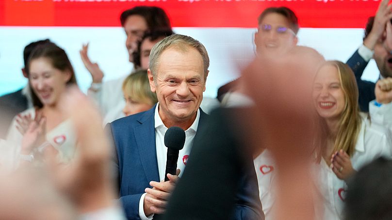 Donald Tusk, były polski premier, przemawia do zwolenników w siedzibie swojej partii w Warszawie.