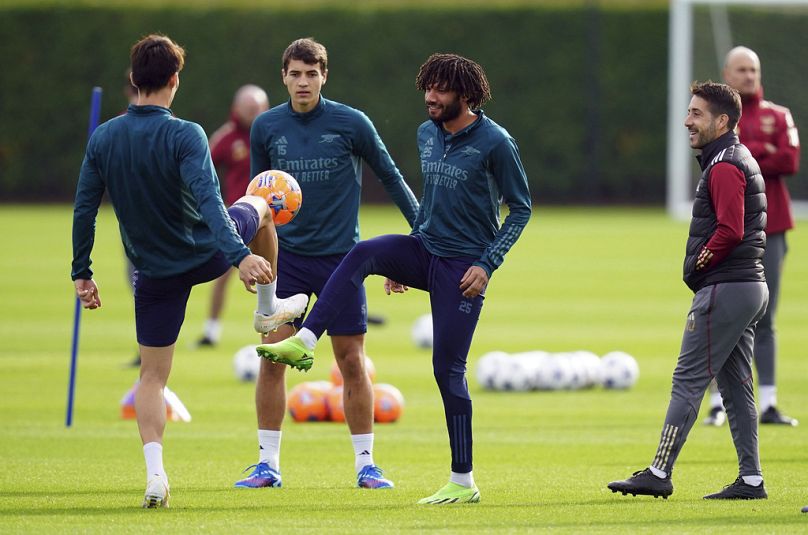 Środkowy zawodnik Arsenalu Mohamed Elneny bierze udział w sesji treningowej w London Colney Training Centre, Hertfordshire, Anglia, poniedziałek, 23 października 2023 r.