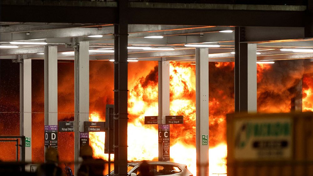 Loty zawieszone na lotnisku Londyn-Luton po ogromnym pożarze, który wybuchł na parkingu