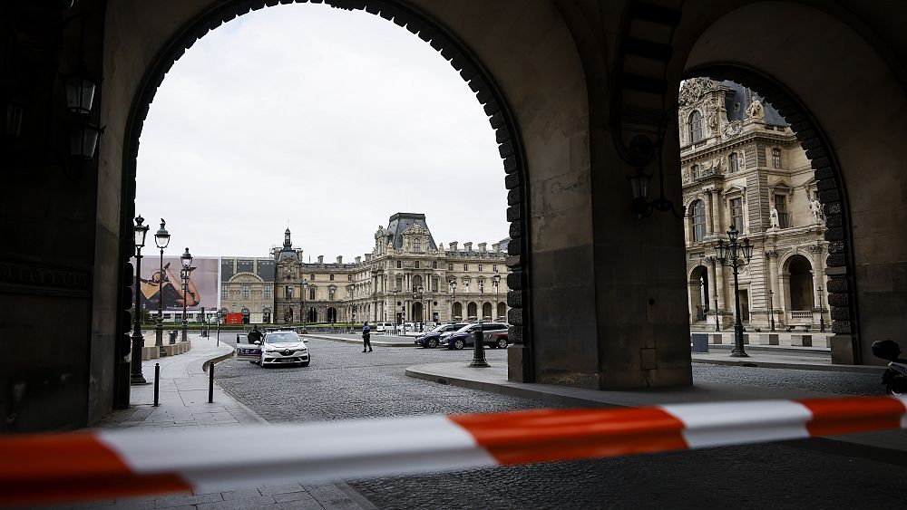 Luwr i Pałac Wersalski ewakuowano po groźbach bombowych, a Francja postawiona w stan pogotowia