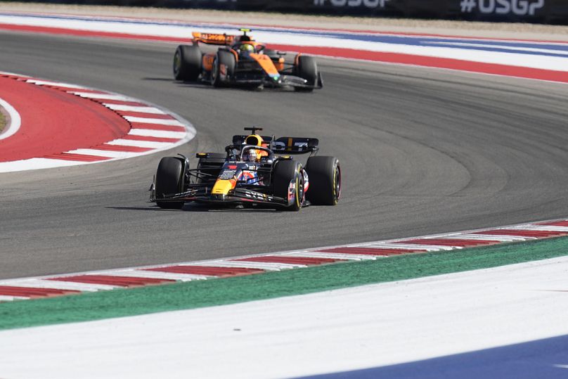 Kierowca Red Bulla Max Verstappen z Holandii na dole wyprzedza kierowcę McLarena Lando Norrisa z Wielkiej Brytanii podczas Grand Prix Stanów Zjednoczonych Formuły 1.