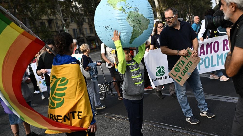 Młodzi działacze klimatyczni dołączają do protestu Fridays for Future w Rzymie