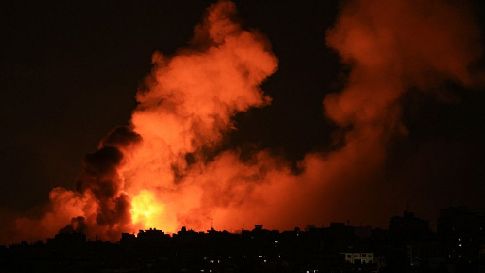 Na żywo.  Izrael gromadzi wojska na granicy podczas nalotów na Strefę Gazy