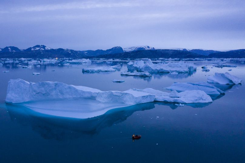 Duże góry lodowe w pobliżu miasta Kulusuk we wschodniej Grenlandii.