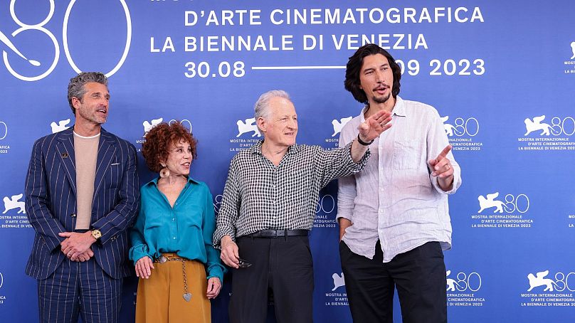 Michael Mann (drugi od prawej) i Adam Driver (z prawej) w Wenecji na premierze filmu „Ferrari”;