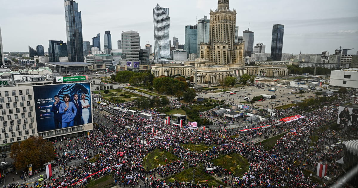 Ogromne, ale ponure: polska opozycja wyrzuca na ulice milion ludzi