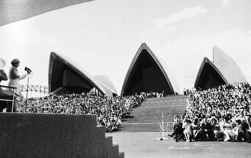 Brytyjska królowa Elżbieta II (po lewej) ogłasza otwarcie kompleksu Opery w Sydney, Sydney, Australia, 20 października 1973 r.