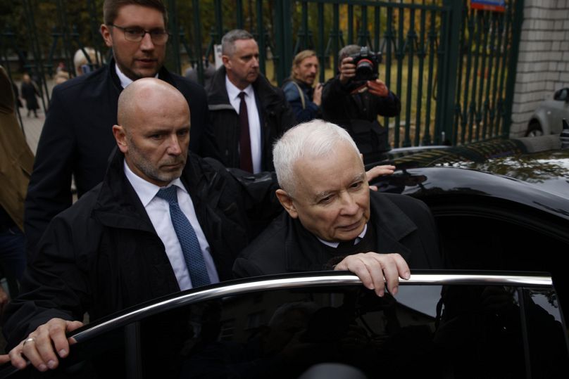 PLIK – Lider konserwatywnej rządzącej w Polsce partii Prawo i Sprawiedliwość Jarosław Kaczyński wsiada do samochodu po głosowaniu w wyborach parlamentarnych w Warszawie, 15 października 2023 r.