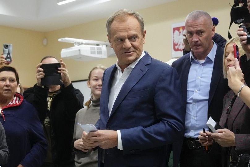 Główny lider polskiej opozycji Donald Tusk przygotowuje się do oddania głosu podczas wyborów parlamentarnych w Warszawie, niedziela, 15 października 2023 r.