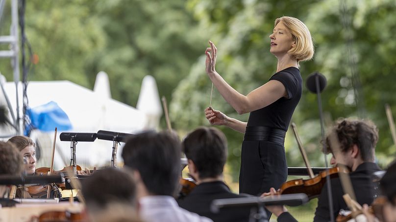 Joana Mallwitz dyryguje Junge Staatsphilharmonie podczas rodzinnego koncertu Norymberga Klassik Open Air w lipcu.