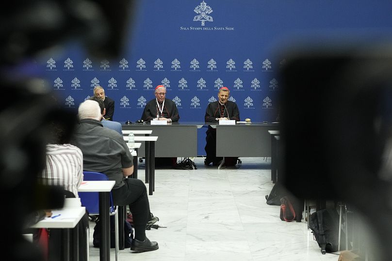 Kardynałowie Mario Grech (z prawej) i Jean-Claude Hollerich rozmawiają z reporterami podczas konferencji prasowej na zakończenie 16. Zgromadzenia Ogólnego Synodu Biskupów