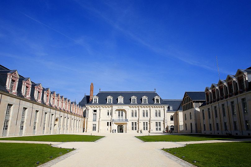 Renesansowy Zamek w Villers-Cotterets, położony na północ od Paryża;  11 października 2023 r