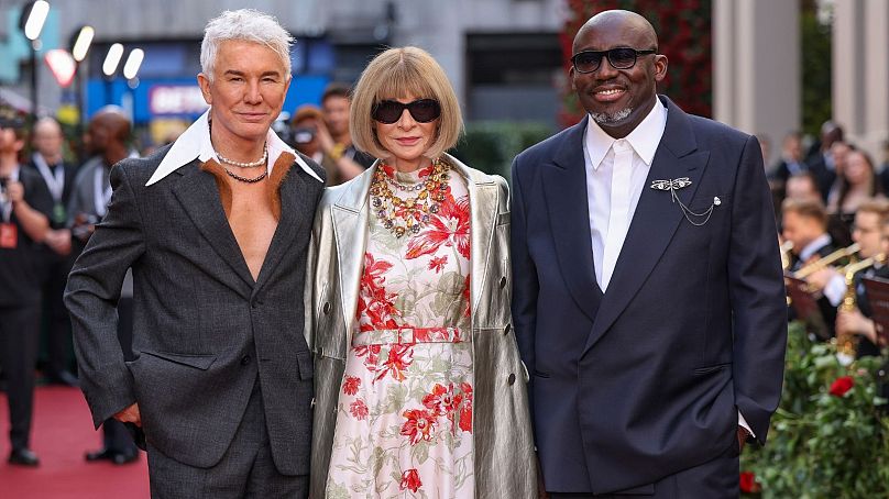 Edward Enninful (po prawej), z Anną Wintour (w środku) i Bazem Luhrmannem (po lewej) na wydarzeniu Vogue World w czwartek, 14 września 2023 r. w Londynie