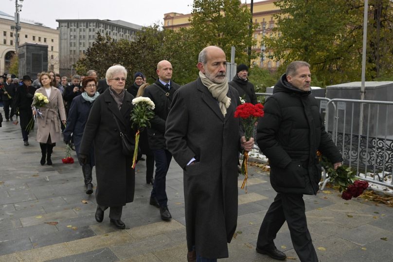 Pracownicy placówek dyplomatycznych idą złożyć kwiaty pod pomnikiem, w którym powstał pierwszy obóz więziennictwa politycznego Gułagu, w Lubiańskiej.