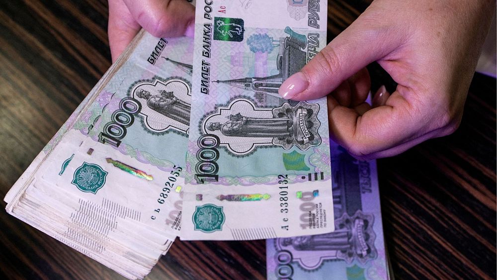 Rubel umacnia się po przywróceniu przez Putina kontroli walutowej