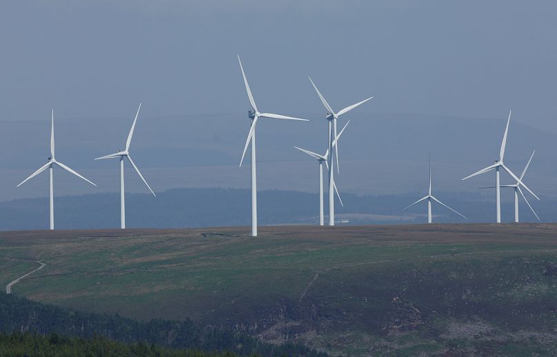 Turbiny wiatrowe można zobaczyć na farmie wiatrowej Llynfi Afan w pobliżu Port Talbot w południowej Walii.