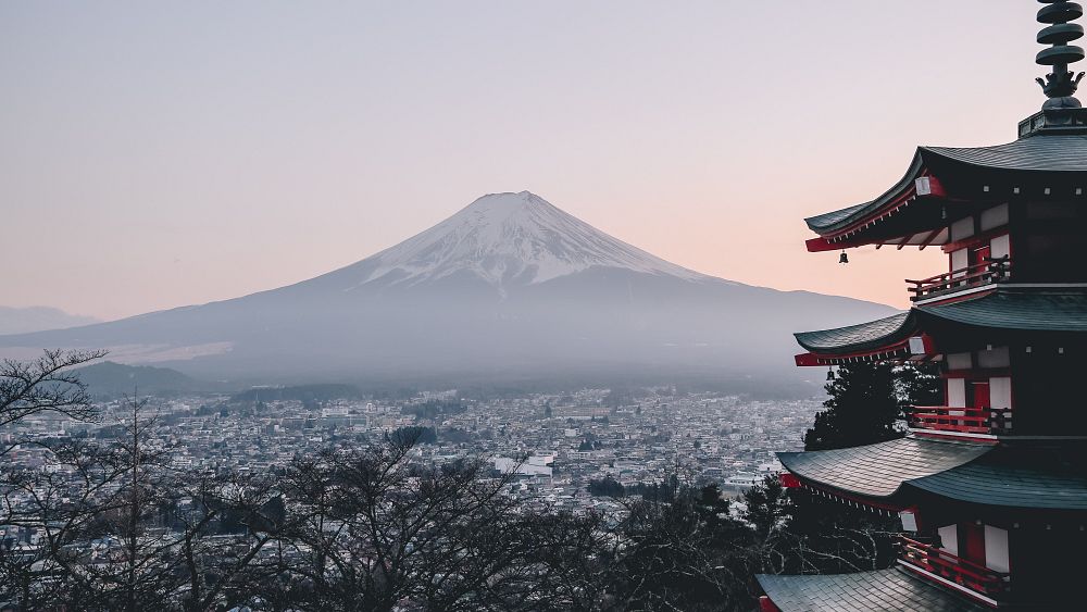 Turystyka w Japonii powraca do poziomu sprzed pandemii.  Ile to kosztuje i gdzie warto się udać?