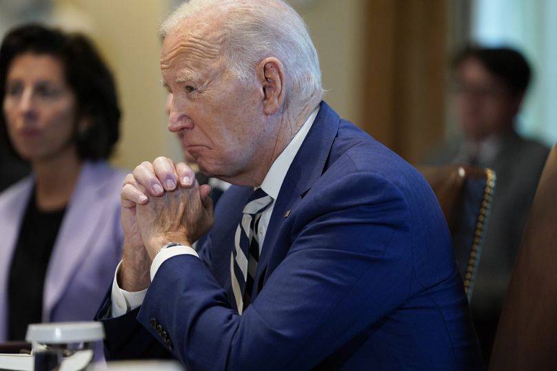 Prezydent Joe Biden słucha spotkania z przewodniczącym Rady Europejskiej Charlesem Michelem i przewodniczącą Komisji Europejskiej Ursulą von der Leyen w Białym Domu, 20 października 2023 r.