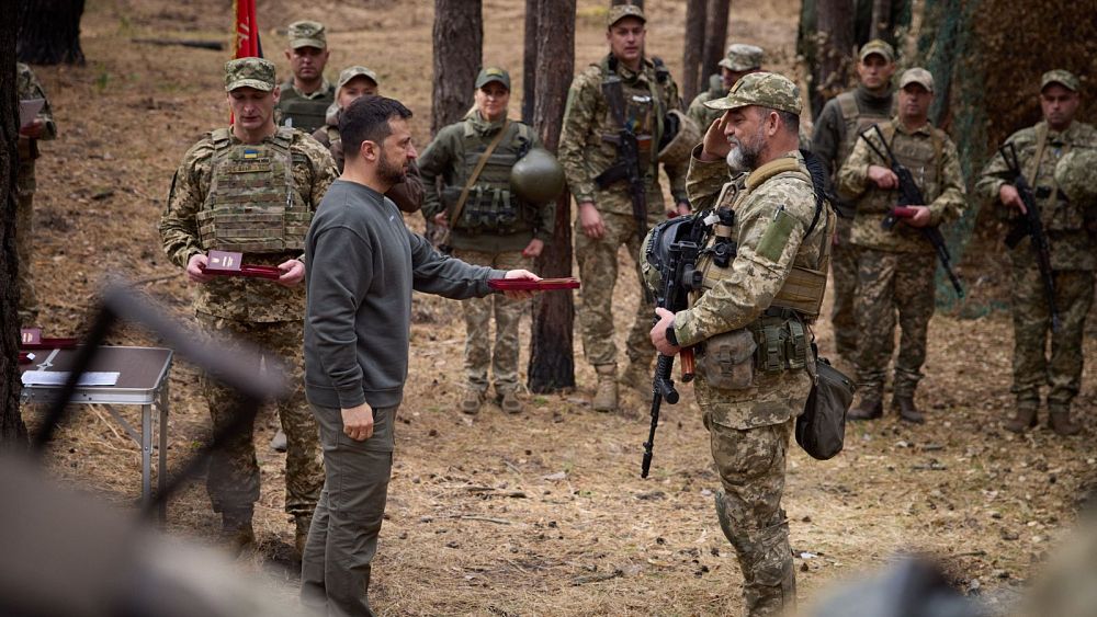 Ukraina: Kijów strzela bombami kasetowymi w stronę rosyjskiej wioski, „niszczycielska” utrata pomocy amerykańskiej, zapewnia UE