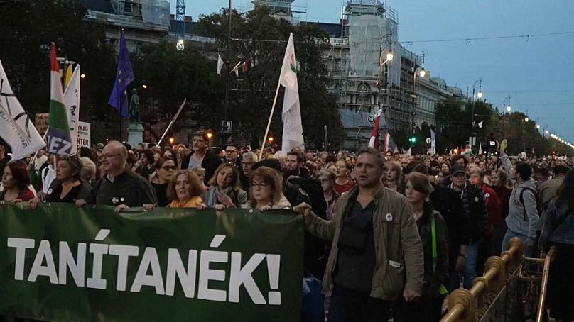 Demonstranci podczas antyrządowego protestu, który odbył się w Budapeszcie w rocznicę powstania studenckiego z czasów zimnej wojny.