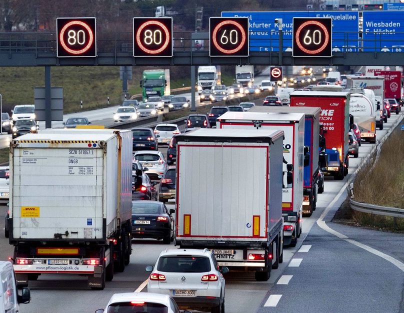 Ciężarówki ustawiają się na autostradzie we Frankfurcie, grudzień 2018 r