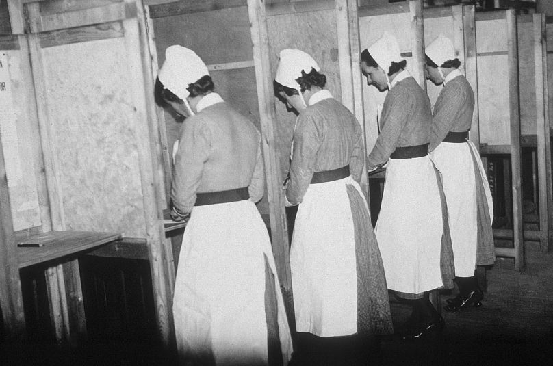 Pielęgniarki ze szpitala Great Ormond Street nagrywające swoje głosy w lokalu wyborczym w Londynie, ok. 1935 r