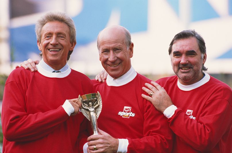 Legendy futbolu Manchesteru United Denis Law (po lewej) Bobby Charlton i George Best (po prawej) na zdjęciu w 1995 r.