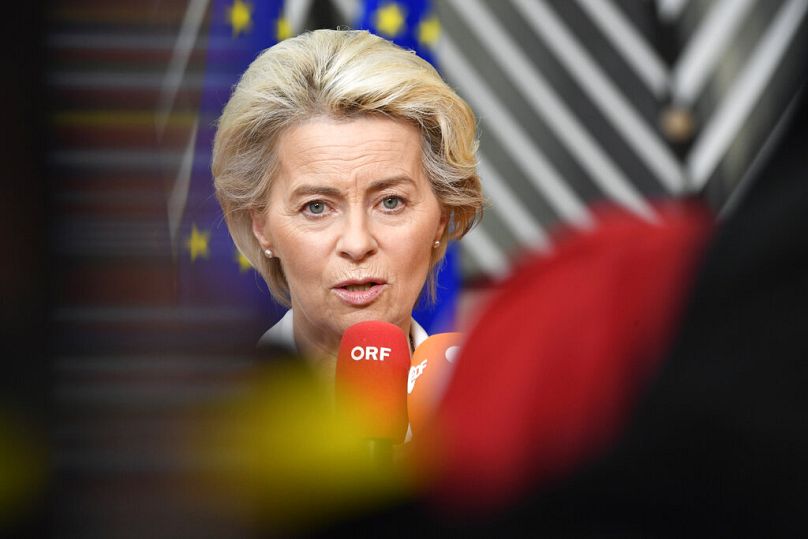 Ursula von der Leyen, przewodnicząca Komisji Europejskiej, rozmawia z mediami przed nadzwyczajnym spotkaniem przywódców UE w maju 2022 r.