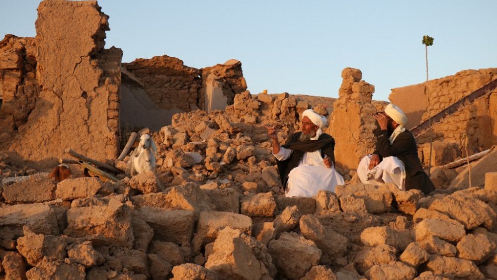 Wielu obawiało się, że zostaną uwięzieni pod gruzami po trzęsieniach ziemi, które nawiedziły zachodni Afganistan